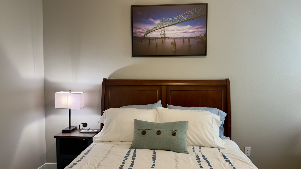 First bedroom at Breeze's Driftwood Inn