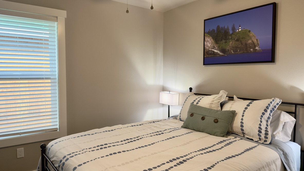 Second bedroom at Breeze's Driftwood Inn