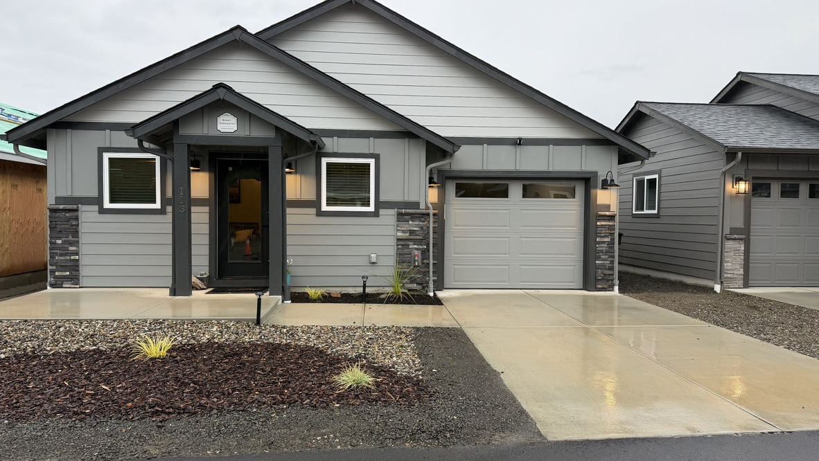 Front entrance of Breeze's Driftwood Inn