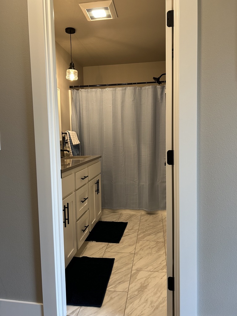 Full bathroom at Breeze's Driftwood Inn