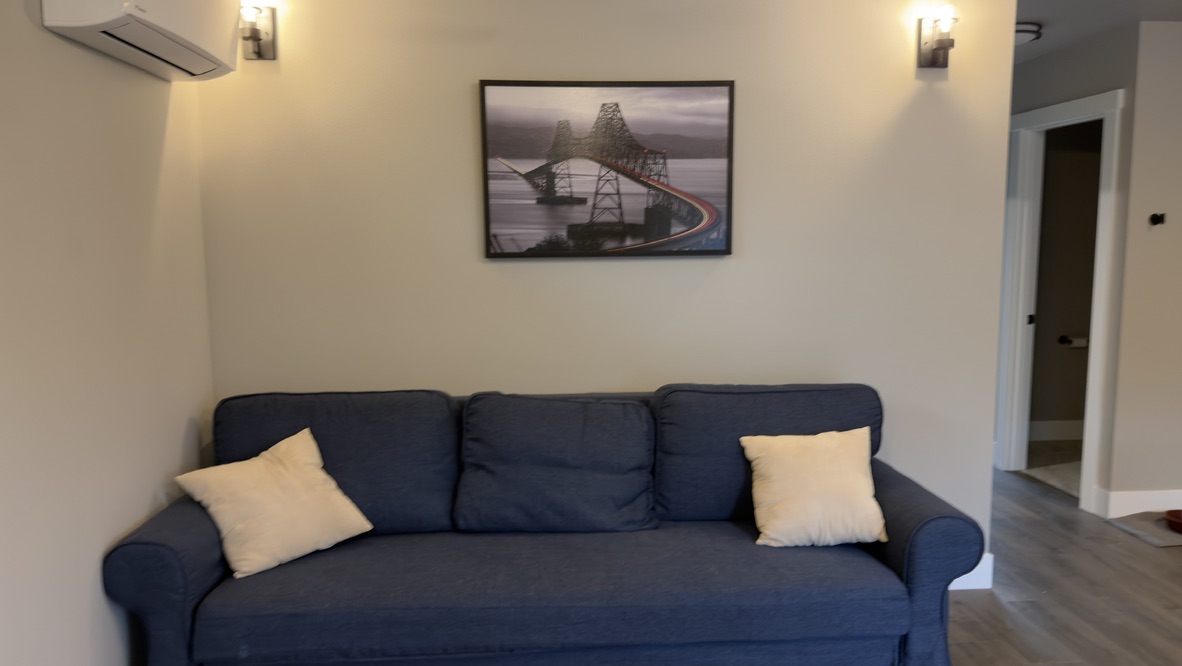 Living room at Breeze's Driftwood Inn